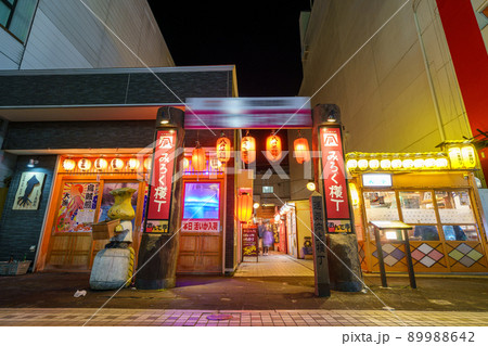 青森県八戸市　八戸屋台村　みろく横丁の夜景 89988642