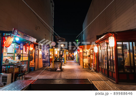 青森県八戸市　八戸屋台村　みろく横丁の夜景 89988646