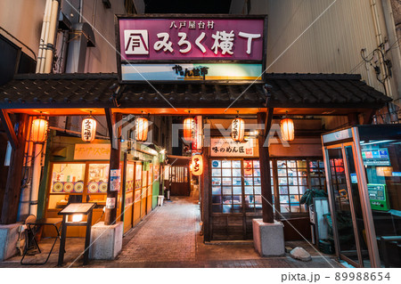 青森県八戸市　八戸屋台村　みろく横丁の夜景 89988654