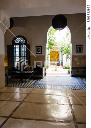 歴史的なモロッコの街マラケッシュの建物、リヤド 89988945