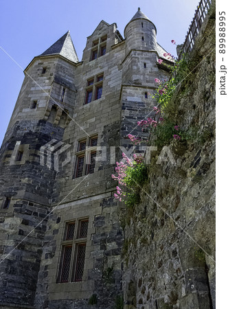 Medieval castle in the town of Vitre, France 89988995