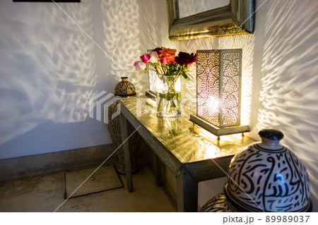 歴史的なモロッコの街マラケッシュの邸宅のリヤド　細かい模様の入ったランプとエキゾチックなインテリア 89989037