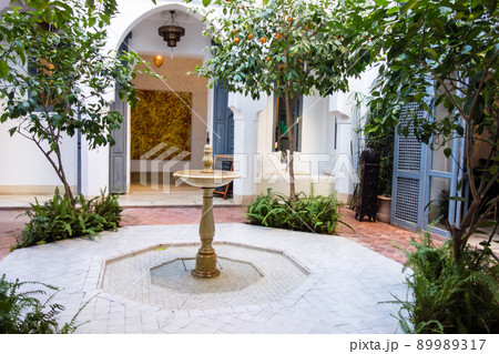 歴史的なモロッコの街マラケッシュの建物、リヤドの中庭 89989317