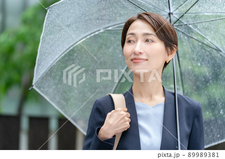 ミドル女性　雨　傘 89989381