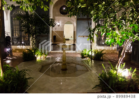 歴史的なモロッコの街マラケッシュの建物、リヤドの夜景 89989438