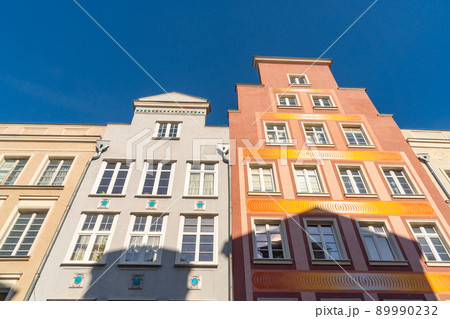 Beautiful windows, colorful houses on the old town of Gdansk 89990232
