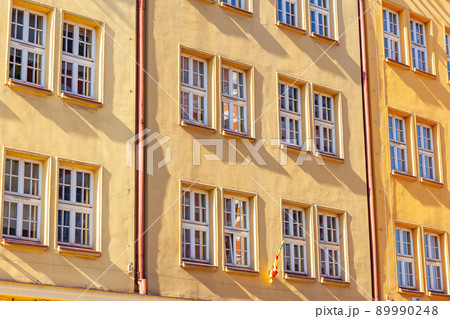 Beautiful windows, colorful houses on the old town of Gdansk 89990248