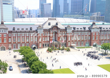 東京駅丸の内口　東京都千代田区丸の内 赤レンガ造りのレトロモダンな建物ターミナル駅と高層ビル 89990379