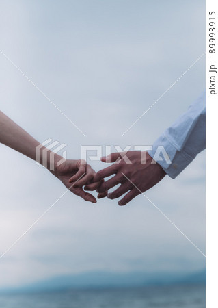 手を繋ぐ男女 89993915