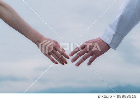 手を繋ぐ男女 89993919