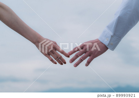 手を繋ぐ男女 手を繋ぐ男女 89993921
