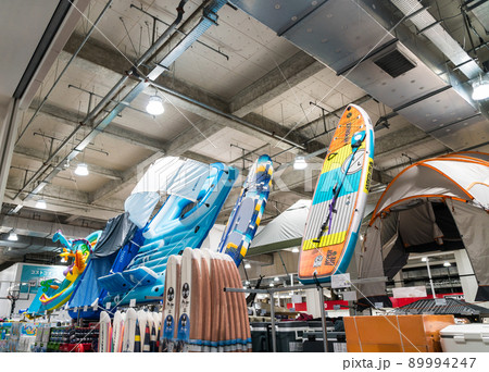 多摩境通りのコストコ　大きなカヌー・ボート　多摩境駅の東口　京王相模原線　春の青空　東京都町田市 89994247