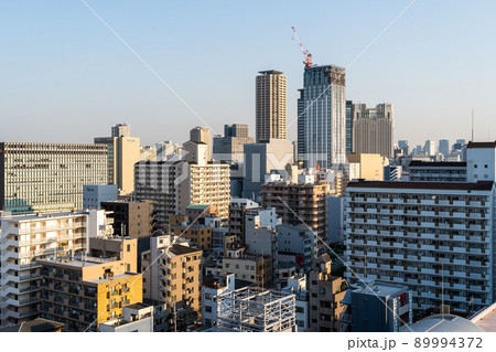大阪のオフィス街 高層ビルの街並み 大阪のオフィス街 高層ビルの街並み 89994372