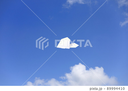 大空を飛ぶ紙飛行機 89994410