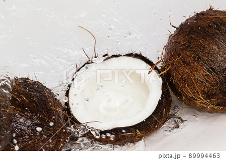 Wet fresh coconuts and water splashes 89994463