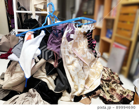 取り込んだままの洗濯ハンガーとワンルームの部屋 89994690