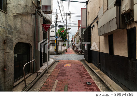 北九州市の小倉駅周辺の路地裏 89994869