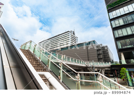 小倉駅前の階段と歩道橋 小倉駅前の階段と歩道橋 89994874