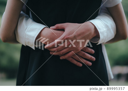 ハグする男女 89995357