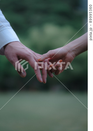 手を繋ぐ男女 89995360