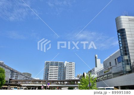 兵庫　川西能勢口の駅前広場 89995380