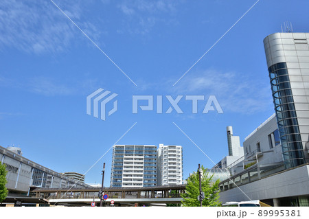 兵庫　川西能勢口の駅前広場 89995381