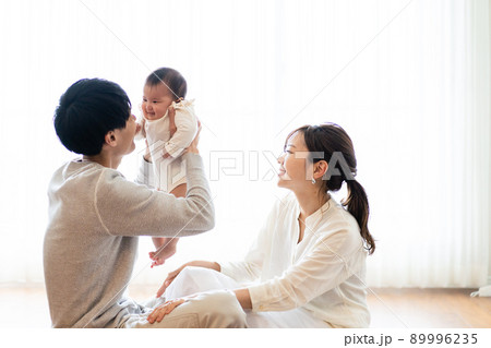 赤ちゃんを抱き上げるパパとママ 89996235