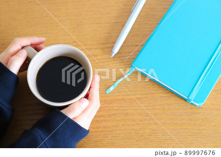 コーヒーカップを持つ女性の手元 コーヒーカップを持つ女性の手元 89997676