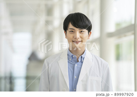 白衣を着たカメラ目線で笑顔の20代の男性 理系の学生・医療従事者・研究者 イメージ 白衣を着たカメラ目線で笑顔の20代の男性 理系の学生・医療従事者・研究者 イメージ 89997920