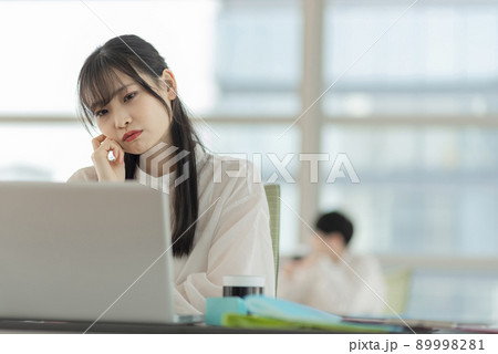 若い女性のカジュアルビジネスイメージ 89998281