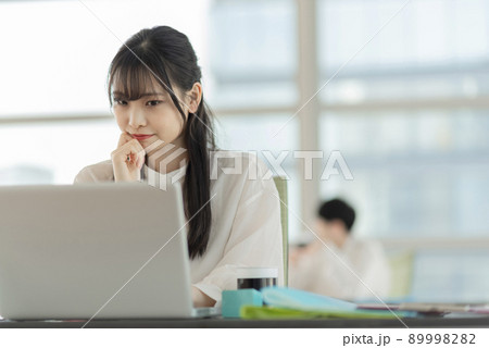若い女性のカジュアルビジネスイメージ 89998282