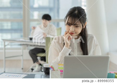 若い女性のカジュアルビジネスイメージ 89998355