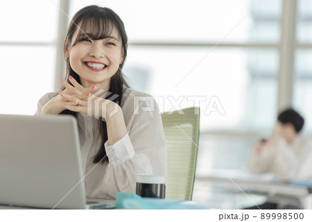 若い女性のカジュアルビジネスイメージ 89998500