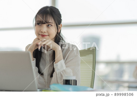 若い女性のカジュアルビジネスイメージ 89998506