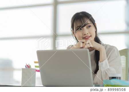 若い女性のカジュアルビジネスイメージ 89998508