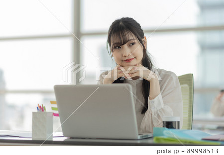 若い女性のカジュアルビジネスイメージ 89998513