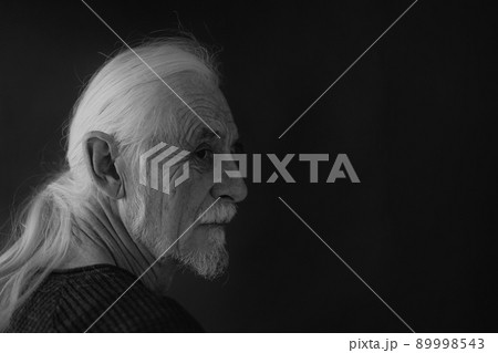 Black and white portrait of old man looking over his shoulder 89998543