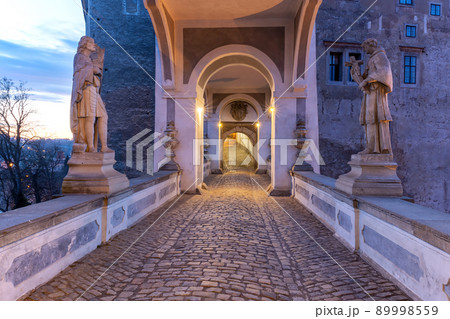 Vew of the covered bridge in Cesky Krumlov castle in the sunrise. 89998559