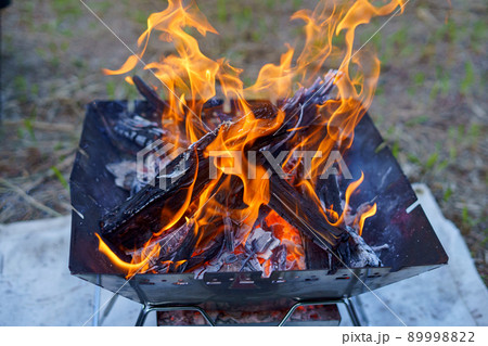 逆ピラミッド型の焚き火台で楽しむ焚き火 89998822