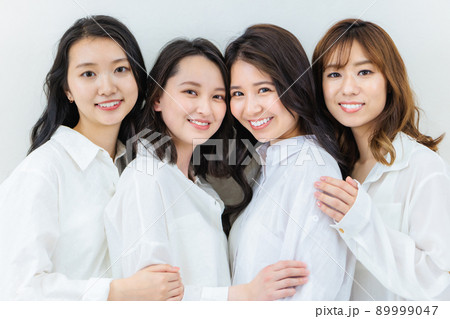 白シャツを着た女性のビューティーイメージ 89999047