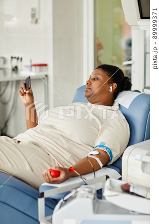 Female Donor using Smartphone 89999371