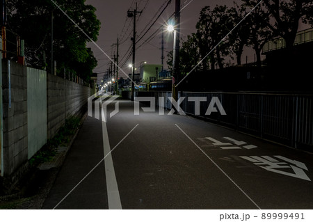 深夜の人気のない街灯のある夜道 深夜の人気のない街灯のある夜道 89999491