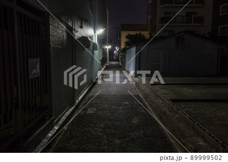 深夜の住宅街の裏道 89999502