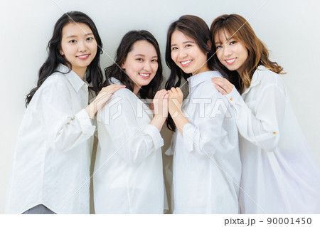 白シャツを着た女性のビューティーイメージ 90001450