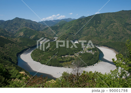紀伊半島の三重県新宮市から観える馬蹄形（ホースシューベント）の熊野川町木津呂集落の景色 90001798