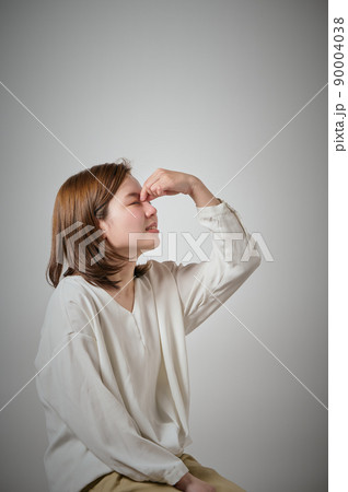 眉間が痛くて指でおさえる若い女性 90004038