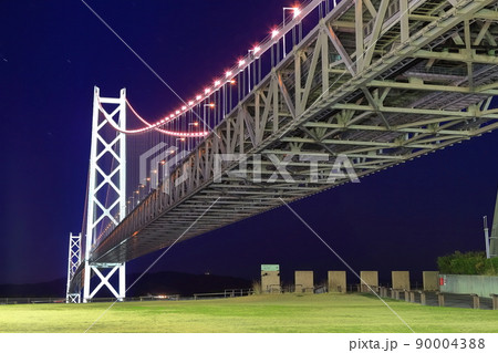 【兵庫県】ライトアップされた明石海峡大橋 【兵庫県】ライトアップされた明石海峡大橋 90004388