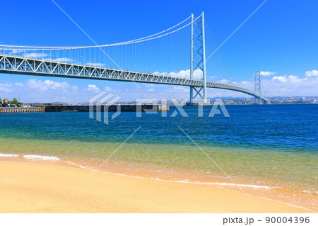 【兵庫県】晴天下の明石海峡大橋 90004396