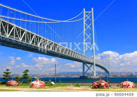 【兵庫県】晴天下の明石海峡大橋 90004409