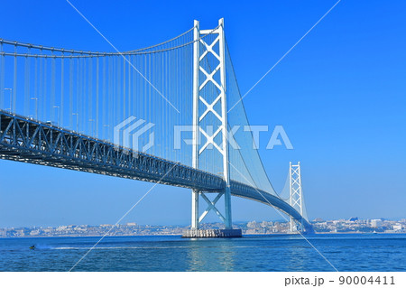 【兵庫県】晴天下の明石海峡大橋 90004411